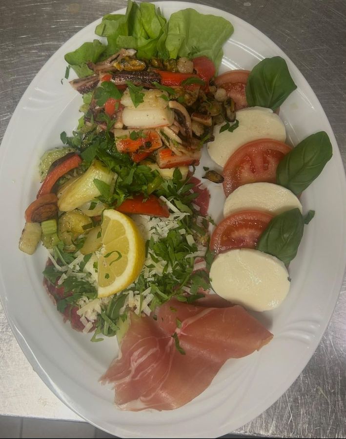 Salatteller mit Mozzarella, Tomate und Parmaschinken
